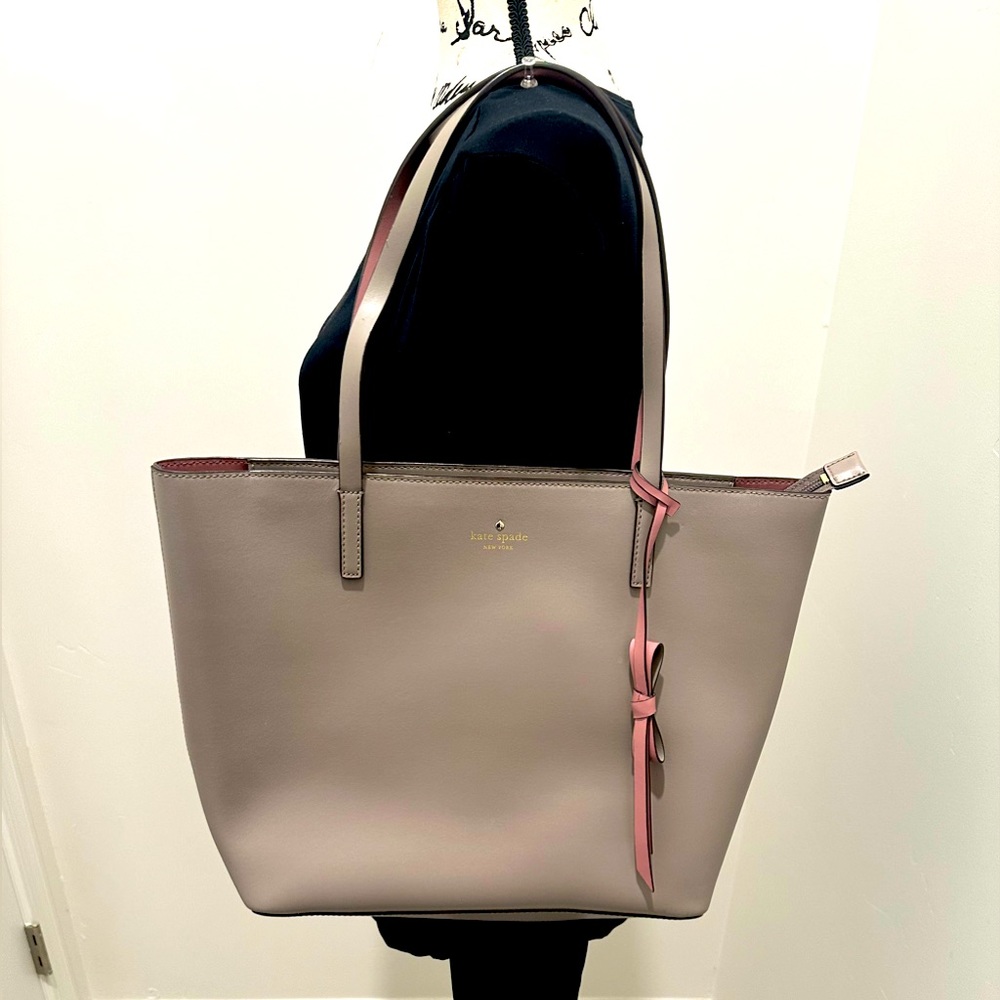 KATE SPADE Shoulder bag. 16 inch zippers top. Bottom to top is 11 inches.